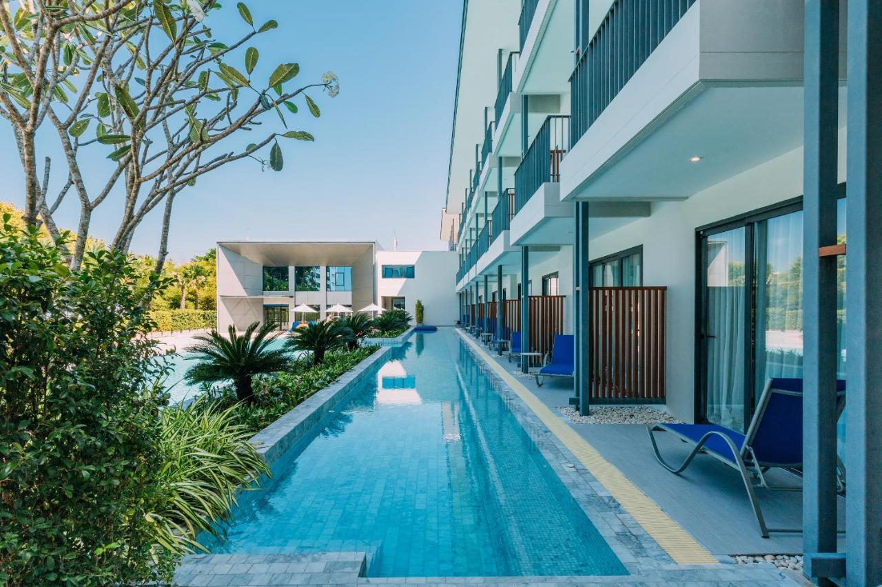 Seabed Grand Hotel Phuket - Sha Extra Plus Esterno foto The swimming pool at the hotel