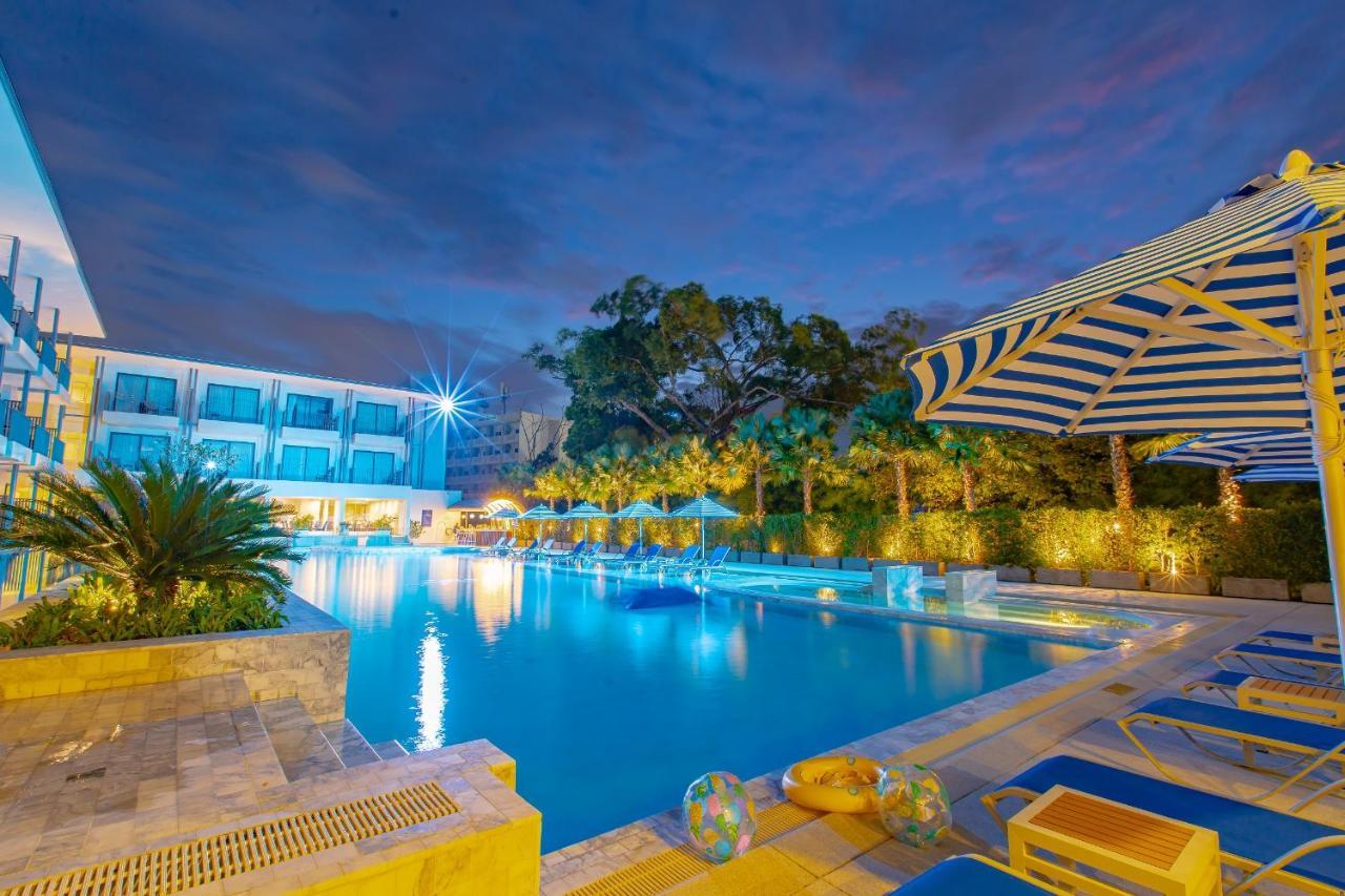 Seabed Grand Hotel Phuket - Sha Extra Plus Esterno foto The pool at the hotel