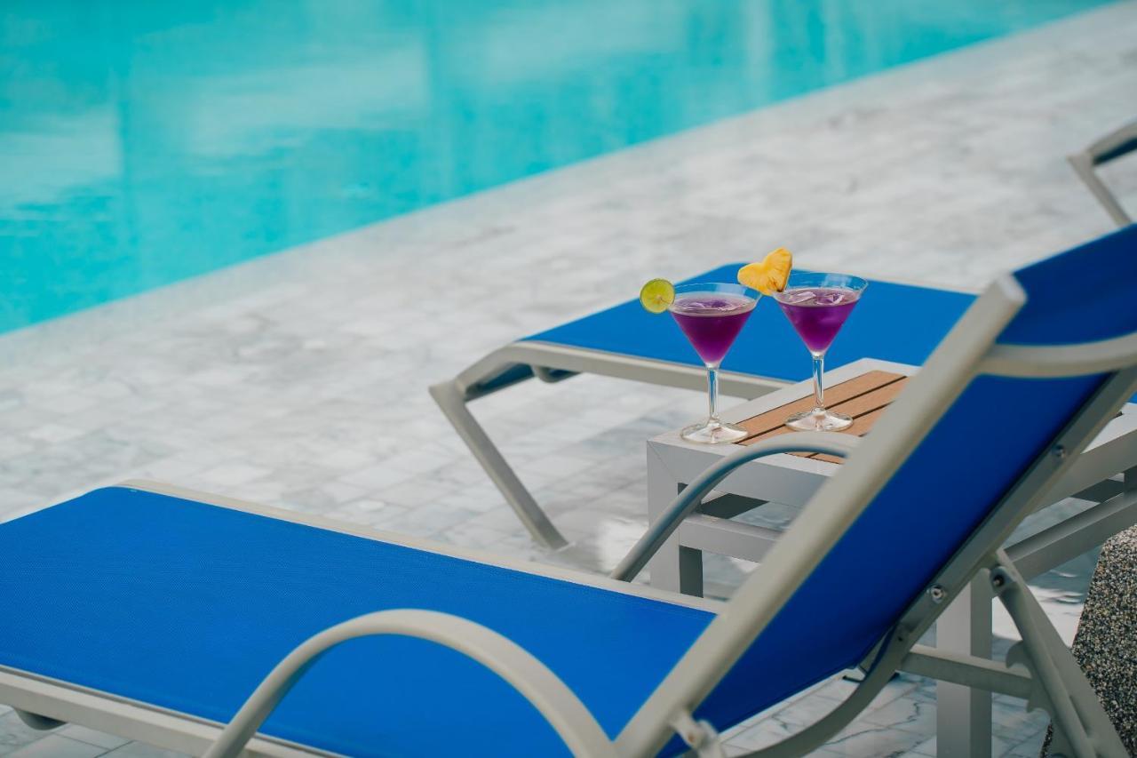 Seabed Grand Hotel Phuket - Sha Extra Plus Esterno foto A poolside table