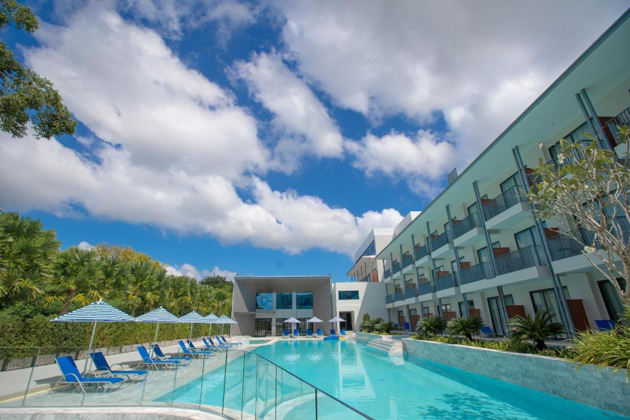 Seabed Grand Hotel Phuket - Sha Extra Plus Esterno foto The swimming pool at the hotel