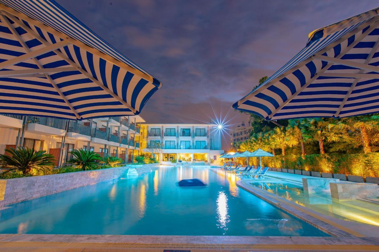 Seabed Grand Hotel Phuket - Sha Extra Plus Esterno foto The swimming pool at the hotel