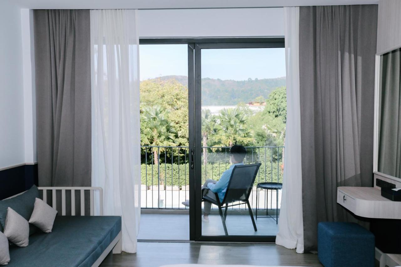 Seabed Grand Hotel Phuket - Sha Extra Plus Esterno foto A room at the hotel