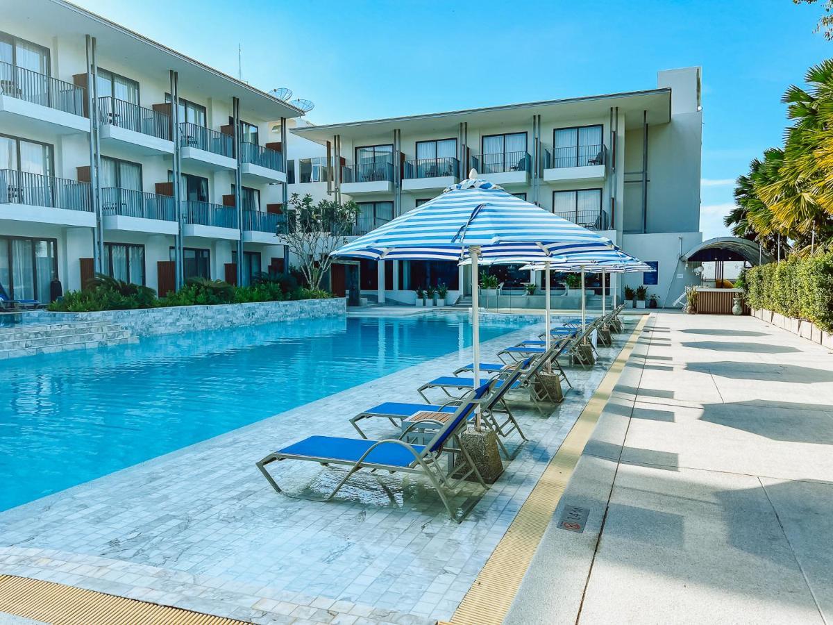 Seabed Grand Hotel Phuket - Sha Extra Plus Esterno foto The swimming pool at the hotel