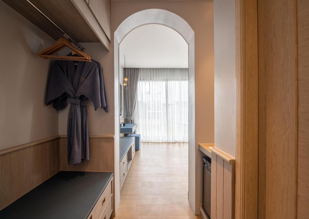 Seabed Grand Hotel Phuket - Sha Extra Plus Esterno foto A room at the hotel