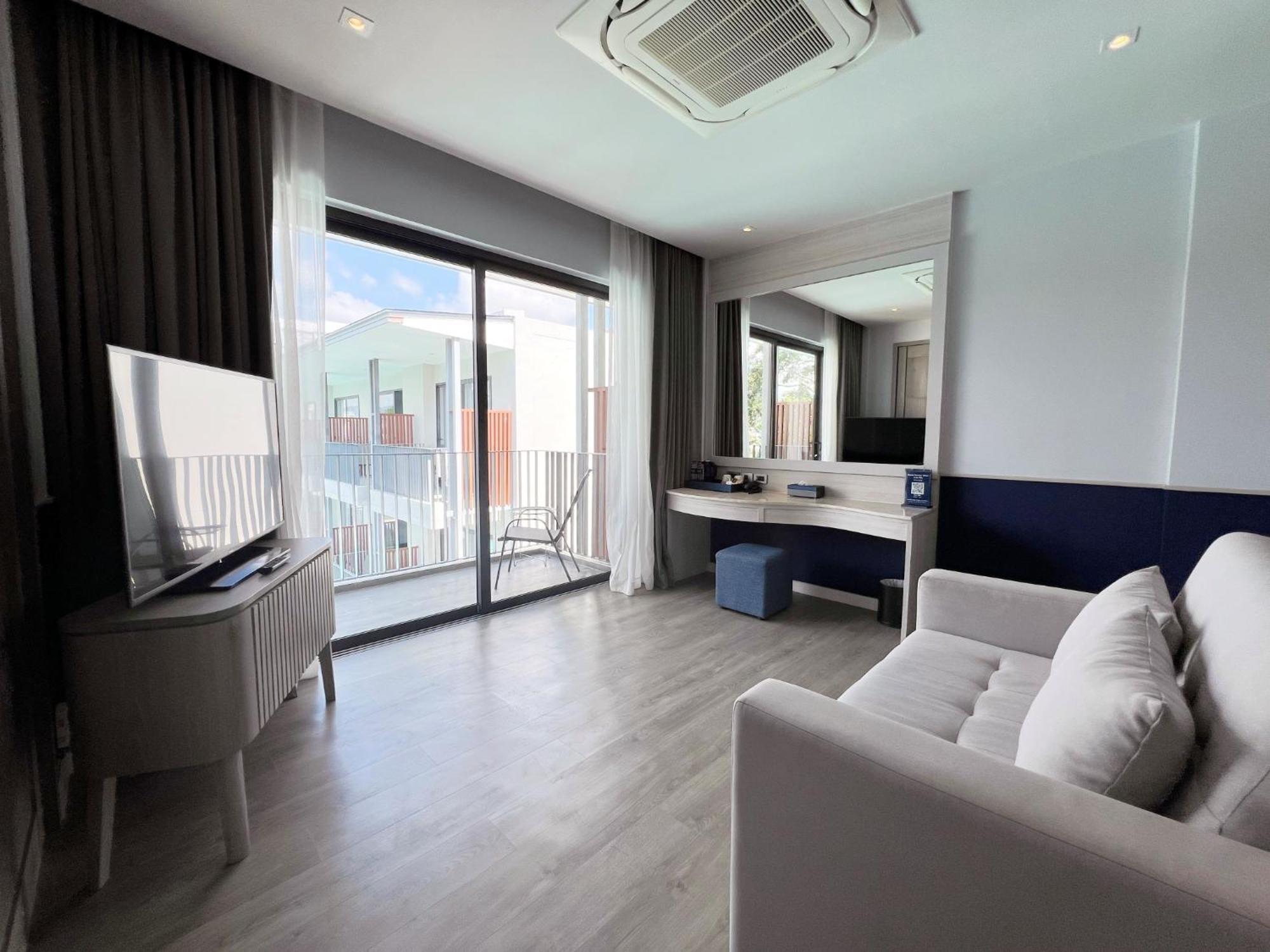 Seabed Grand Hotel Phuket - Sha Extra Plus Esterno foto A room at the hotel