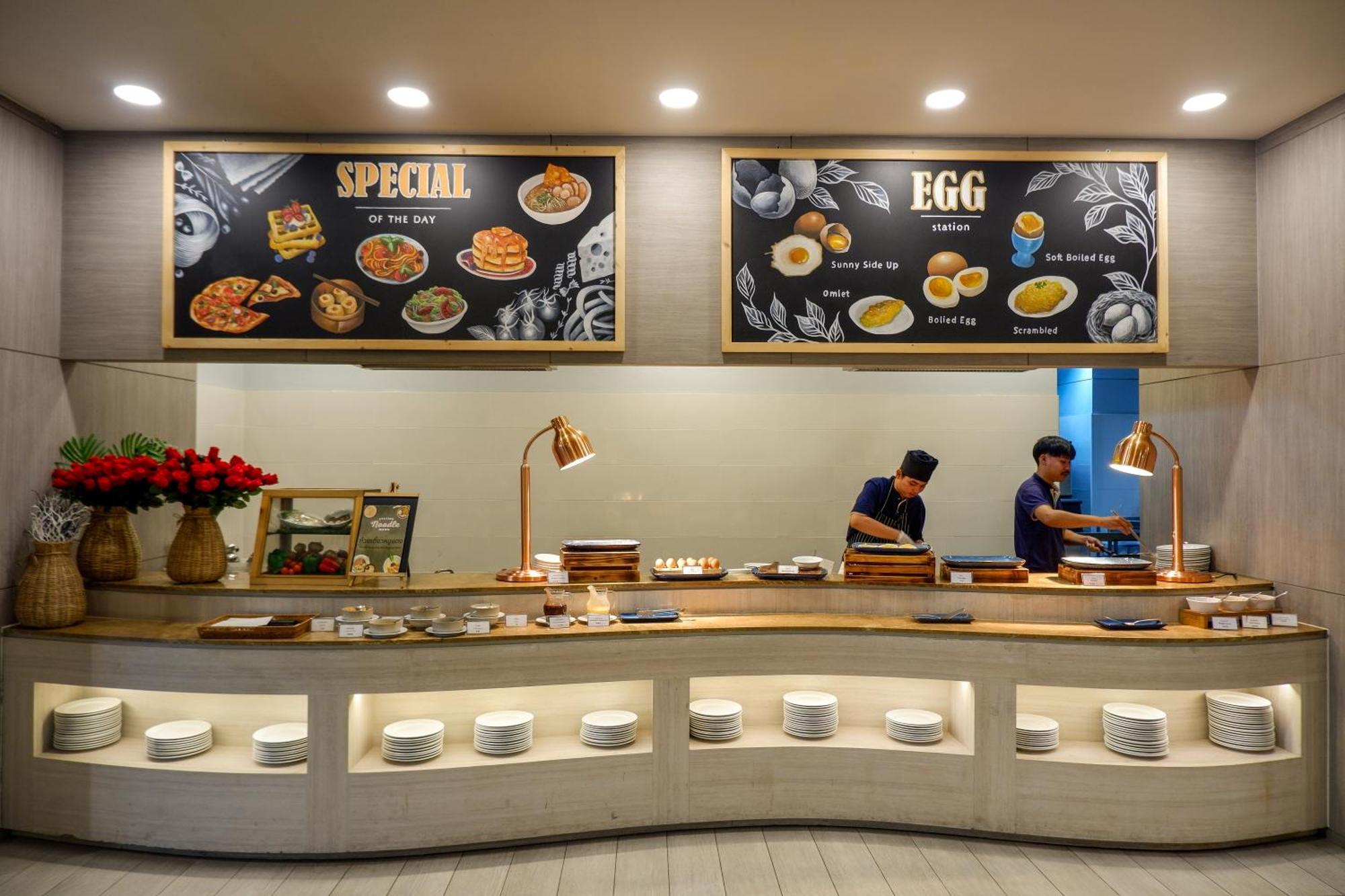 Seabed Grand Hotel Phuket - Sha Extra Plus Esterno foto A live kitchen at a hotel