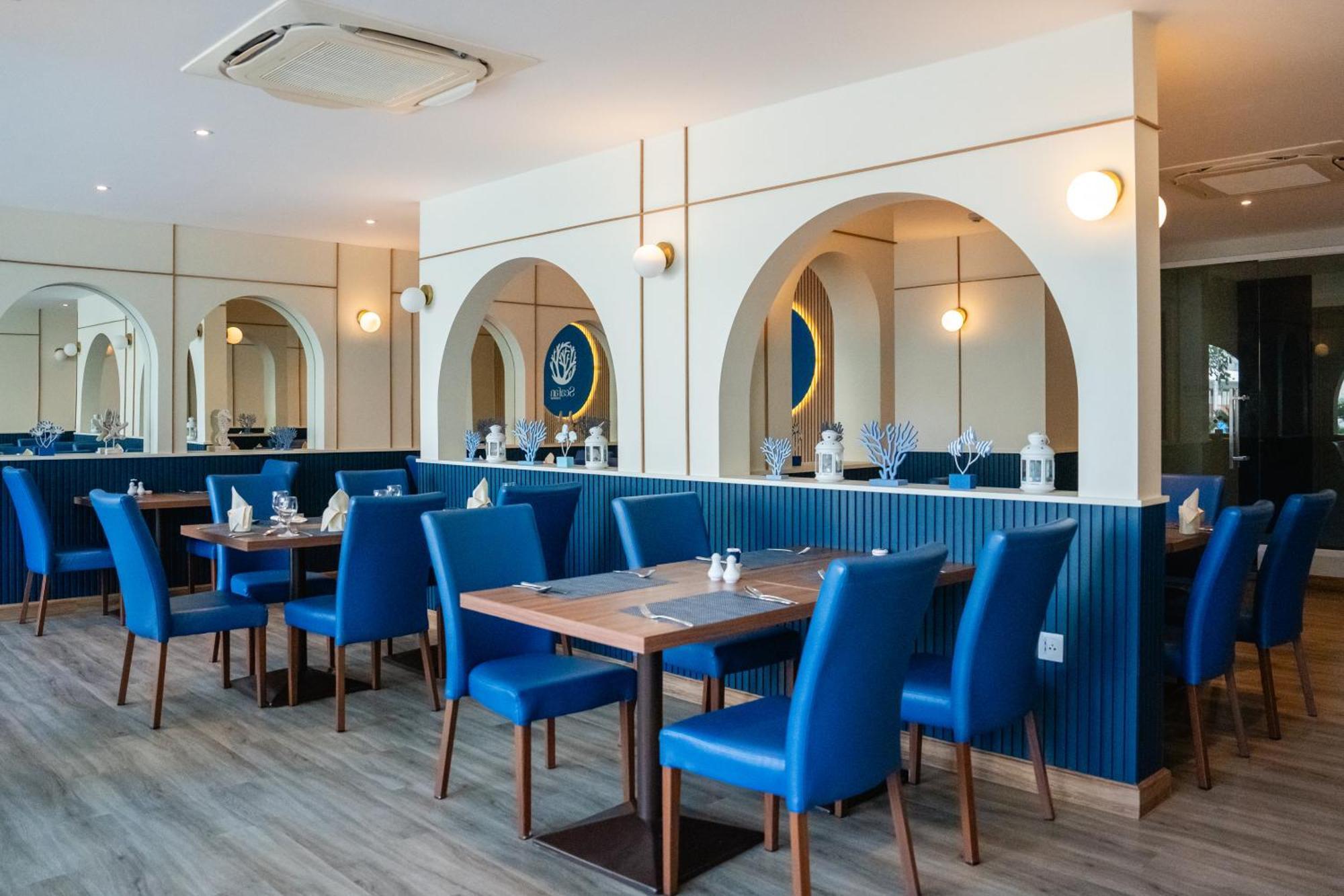 Seabed Grand Hotel Phuket - Sha Extra Plus Esterno foto The interior of the restaurant