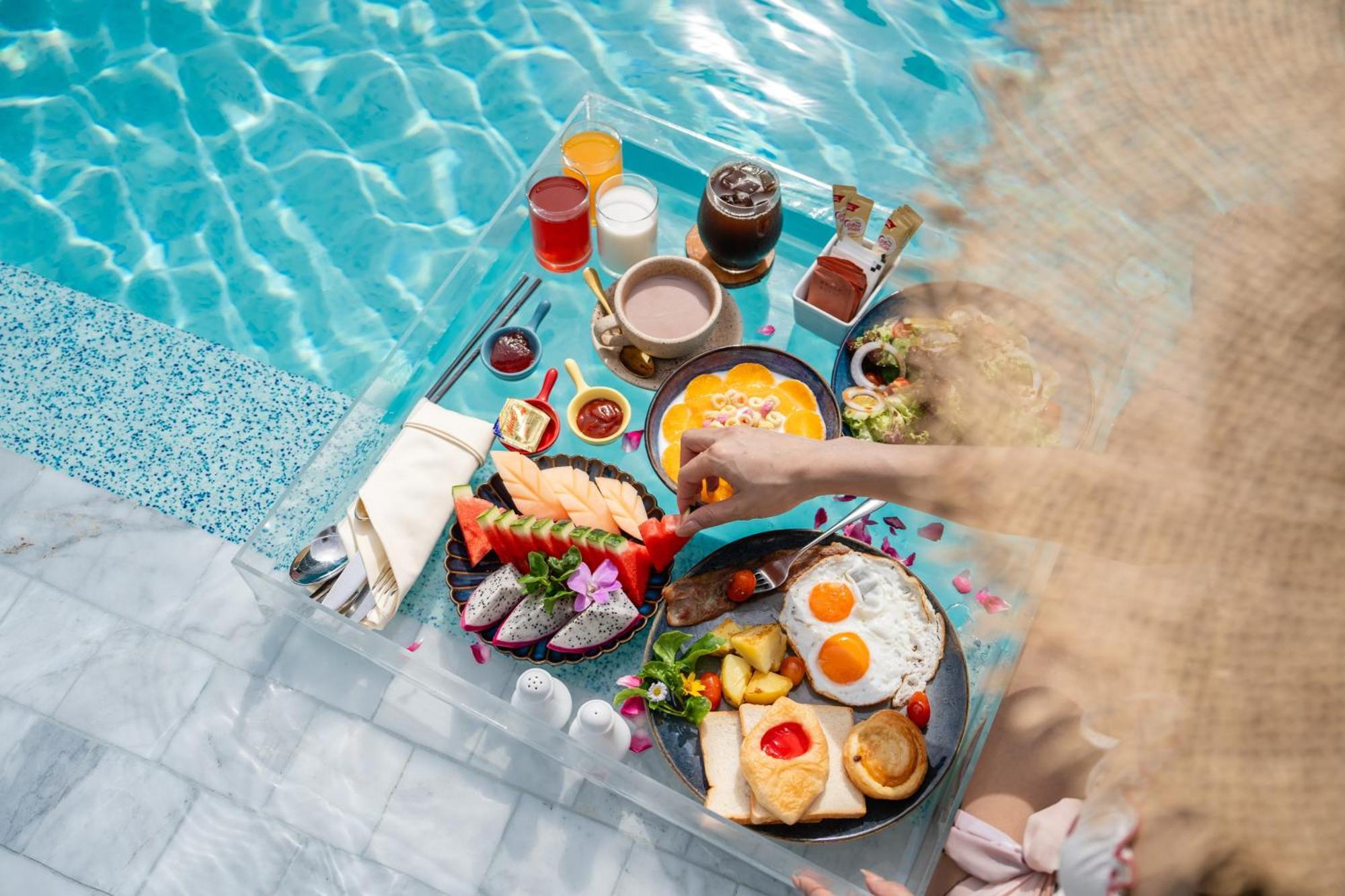 Seabed Grand Hotel Phuket - Sha Extra Plus Esterno foto A floating breakfast at a resort in Bali, Indonesia