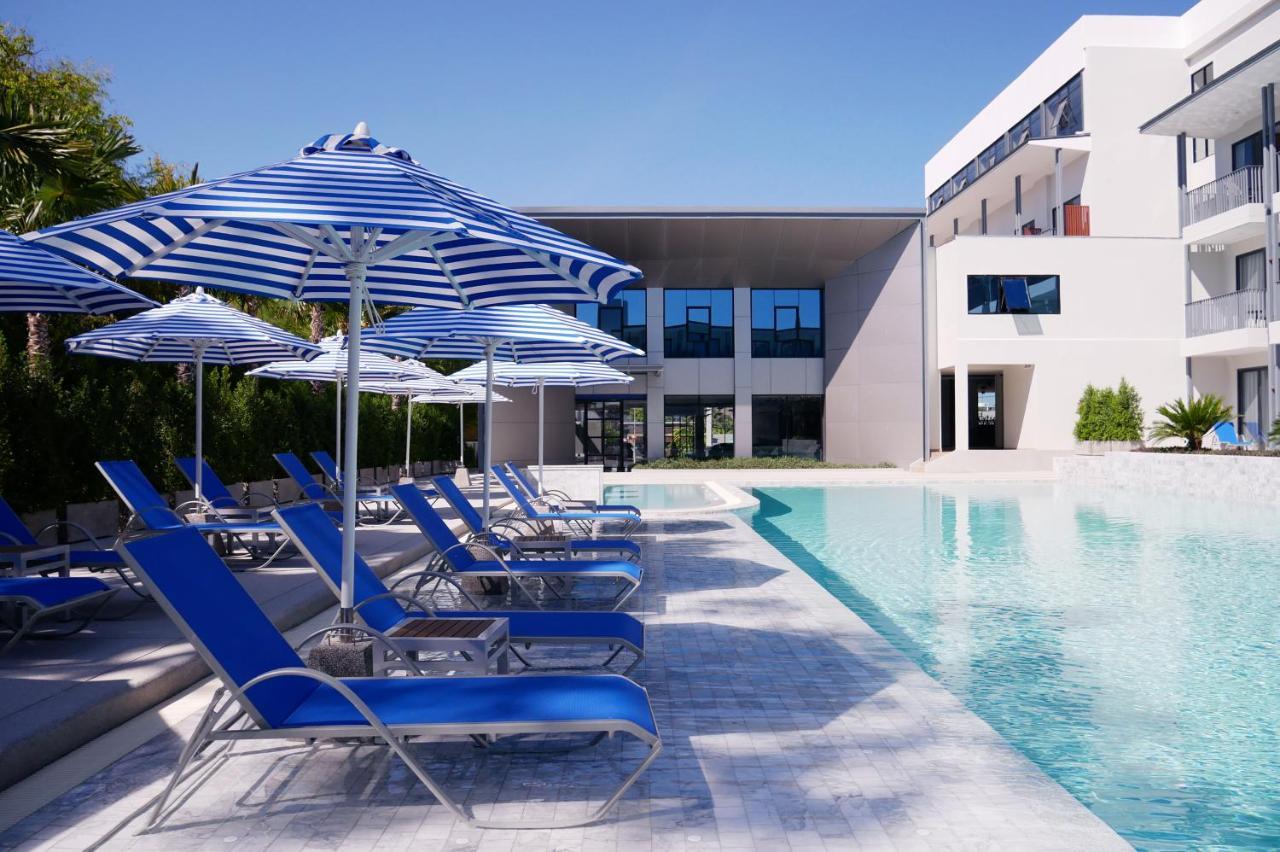 Seabed Grand Hotel Phuket - Sha Extra Plus Esterno foto The pool at the Hotel Indigo