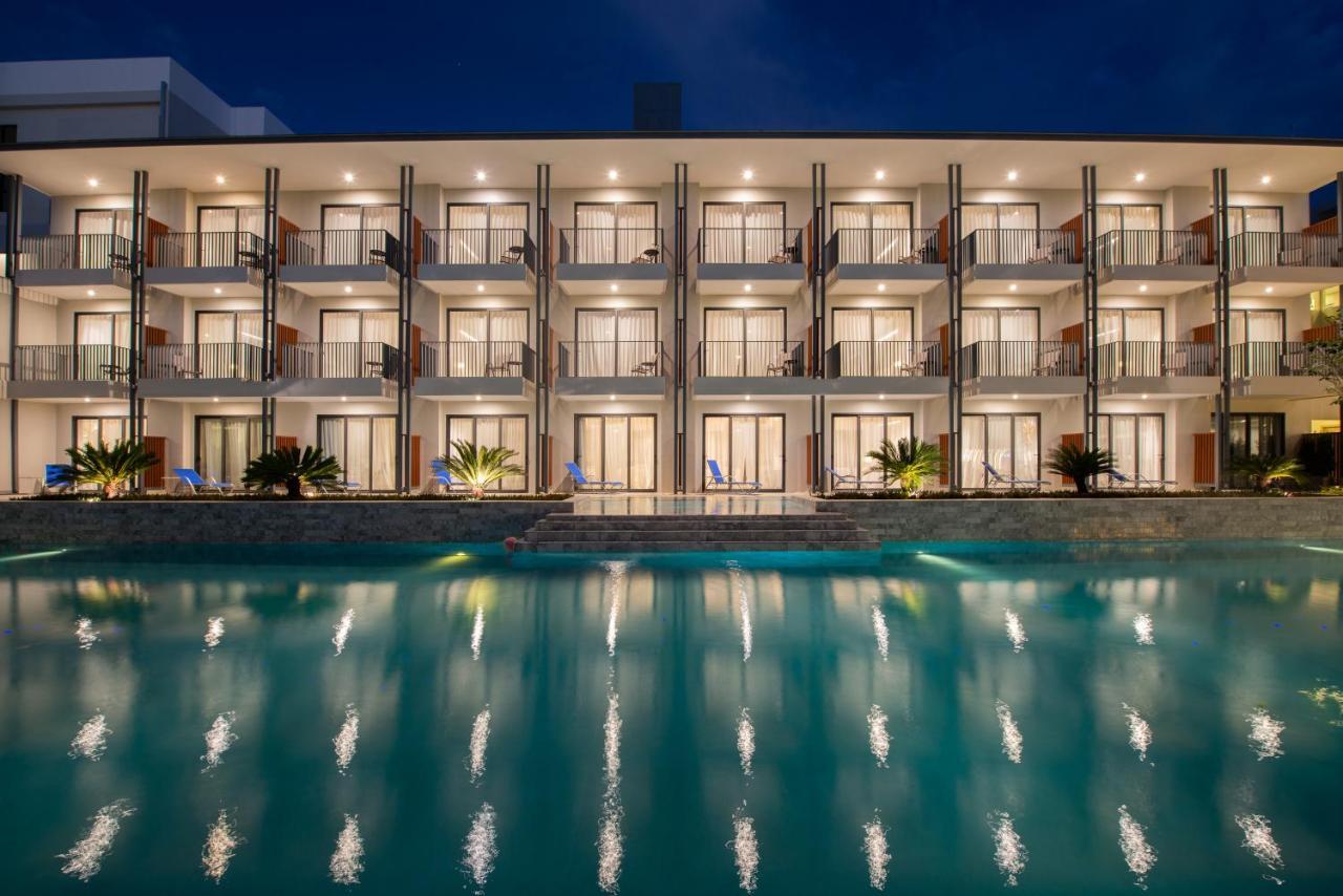 Seabed Grand Hotel Phuket - Sha Extra Plus Esterno foto The hotel at night